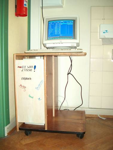 Besenkammer aus Schultischen